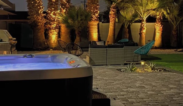 3-bedroom Mid Century house in amazing Las Vegas with WiFi, AC. Book now!
