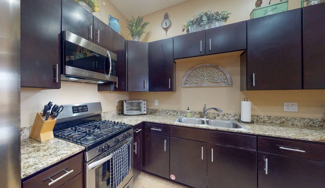 3-story downtown home with private rooftop, firepit, gas grill, mountain views