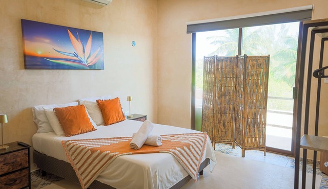 3BR Coastal Condo| Jacuzzi, Balcony & Pool |Casago