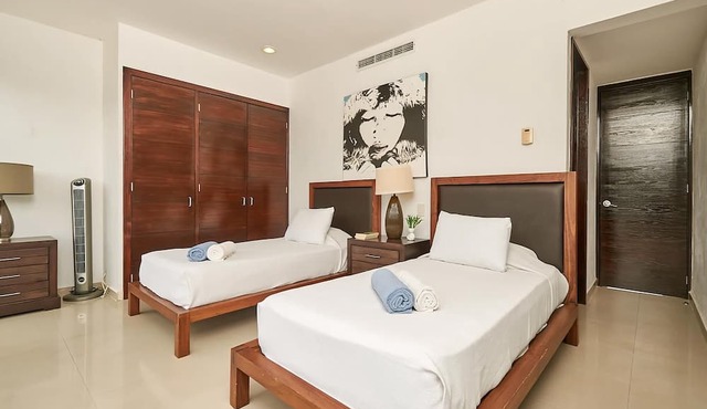 3BR condo w/pool & BBQ grill