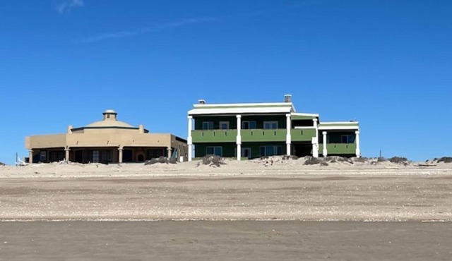 4 or 5 Bdrm Beachfront NEW Listing. Spacious, WiFi, AC, sleeps up to 14 in beds