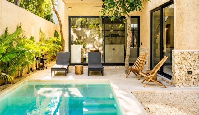 4BR Luxury retreat in La Veleta - Private Pool - Walk to best spots!