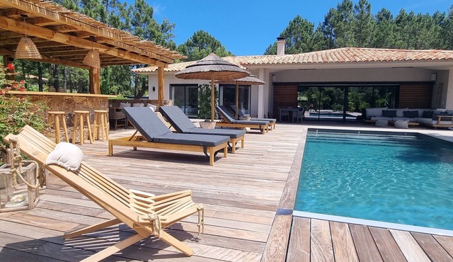5 bedrooms, heated swimming pool, sports hall, pétanque and badminton courts.
