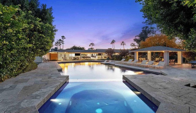7BR Luxury Retreat , Cedar Sauna, Heated Pool, Spa & Gym