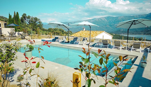 8-person apartment, heated pool, gym, games, 10 minutes from the beach