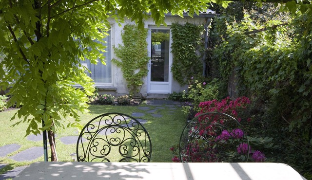A charming guest house in a garden 500m from Paris