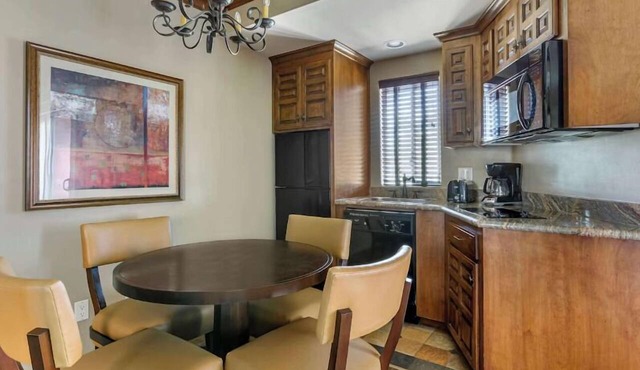 A Haven of Serenity! Full Kitchen, Outdoor Swimming Pool, Free Parking!