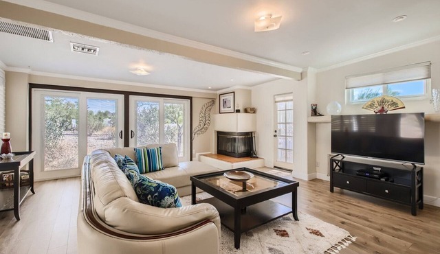 A Modern Mountain Home - minutes walk to Mtn Reserve & Golf Course