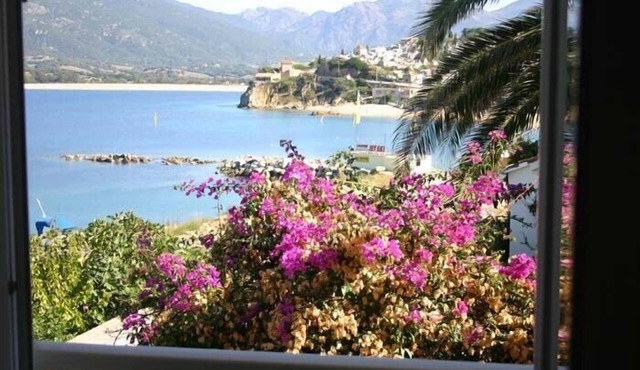 A quiet and cosy rental in the town centre with views over the sea