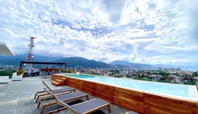 A Serene Haven, Private Terrace, Hot Tub, SmartTVs