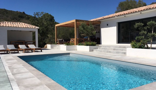 Air-conditioned Bonifacio villa with swimming pool