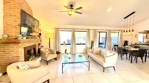 Ajijic 2 Bedroom Unit-Huge Patio-Bikes-Gym-Pickleball Court-Golf Cart-Scooters