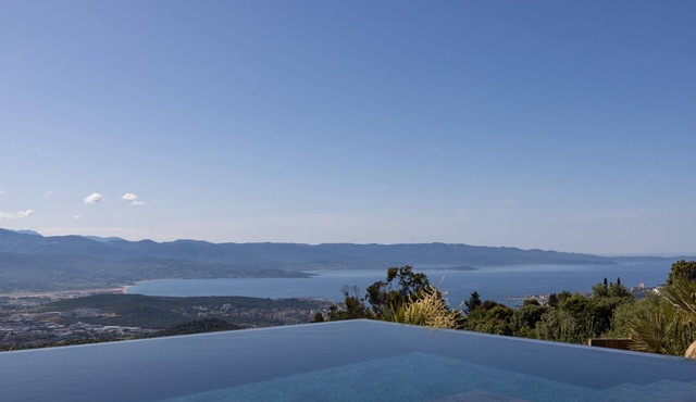ALAV13AC Located in the village of Alata, overlooking the bay of Ajaccio 6bedrooms