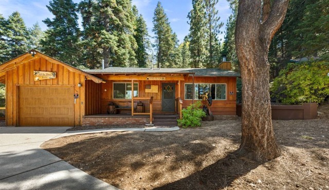All in Cabin: 3BR with Deck Patio