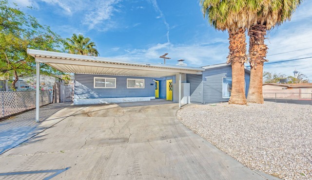 Amazing House- 2 minutes from the strip!