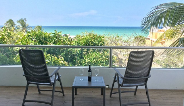 Amazing Sunsets, breeze and Sea View from Bdr and Living room