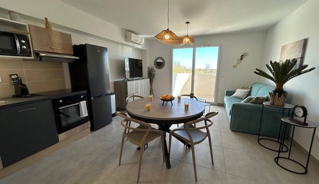 Apartment in residence with swimming pool 400 m from the beach.