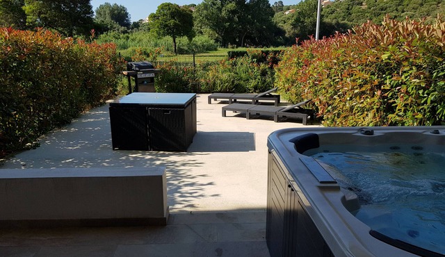 Apartment T2 55 m² terrace 4ps, air conditioning, jacuzzi.