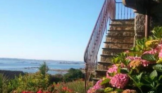Apartment with panoramic view of Morlaix Bay, sandy beach 50m away