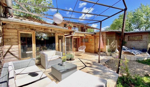 Architect-designed wooden house 2 minutes' walk from the beaches of Lake Salagou