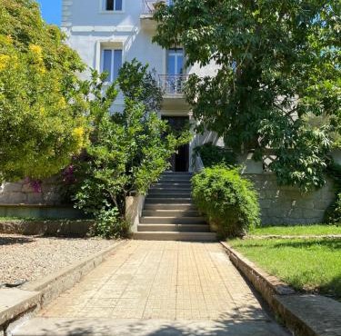 Au coeur de Sartène appartement de charme dans un écrin de verdure