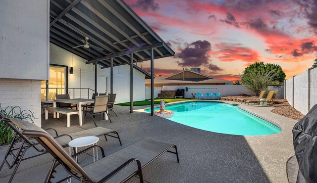 Basketball Hoop, Pool & Putting Green, Perfect for Large Groups and Families!