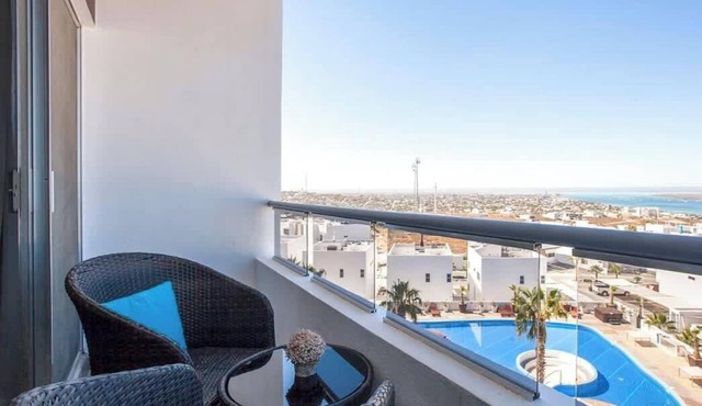 Bayview Terrace, Pools, Gym, Walk to Malecon