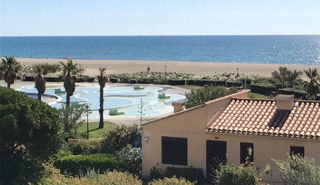 Beachfront 1-Bedroom House for 4 with Terrace, Parking, and Modern Amenities in Port Leucate