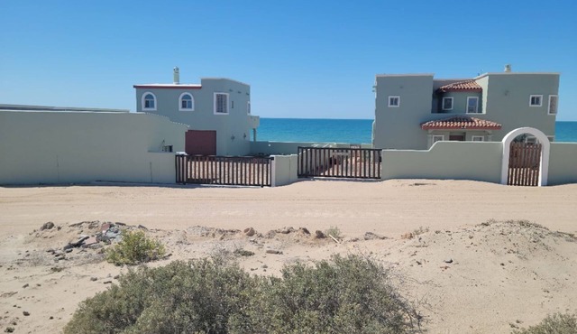 Beachfront 3, 4, 5 bedroom property. Free Pets!