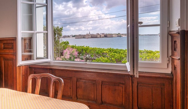 Beachfront Family Home with Sea View, 9 Guests, Pet-Friendly