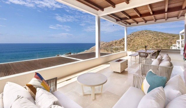 Beautiful Beachfront Condo, Five-Star Amenities