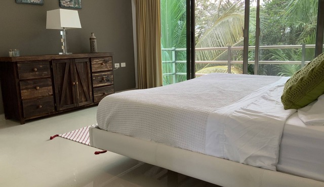 Beautiful condo - 3 minute-walk to beach