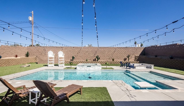 Beautiful modern home with amazing backyard in the heart of Lake Havasu