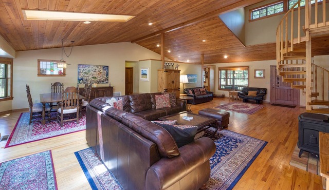 Beautiful Secluded Mountain Home on 2.5 Acres ~ Wildlife, Quiet, Close To Town!