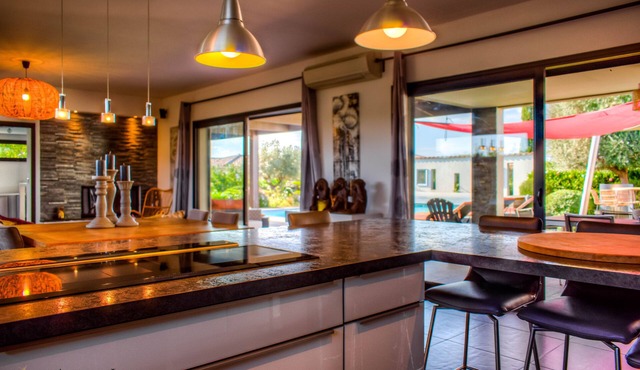 Beautiful villa with heated swimming pool, for 10 pers. 1 km from the beach.