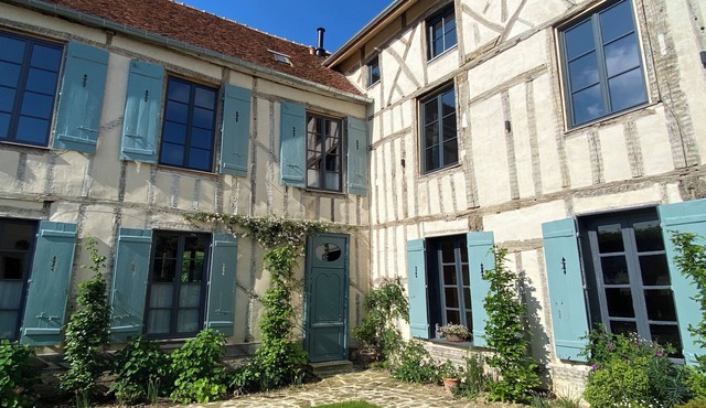 Between Champagne and Burgundy, family home with swimming pool.