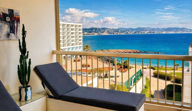 Between sea and port, popular residence with beach access and swimming pool
