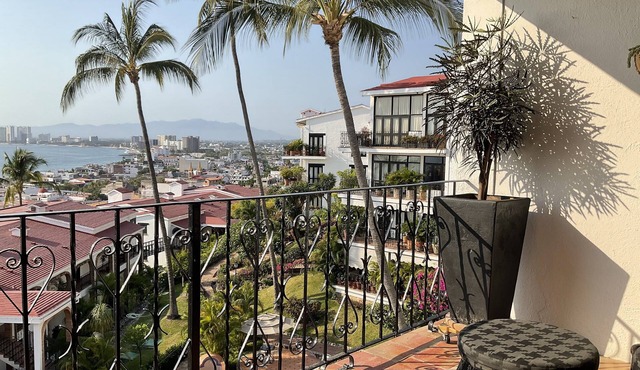 Breezy Ocean View, 4 Blocks from the Malecon in Lush Garden Setting