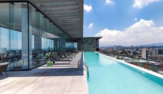 Bright 3BR | Pool, gym & city views
