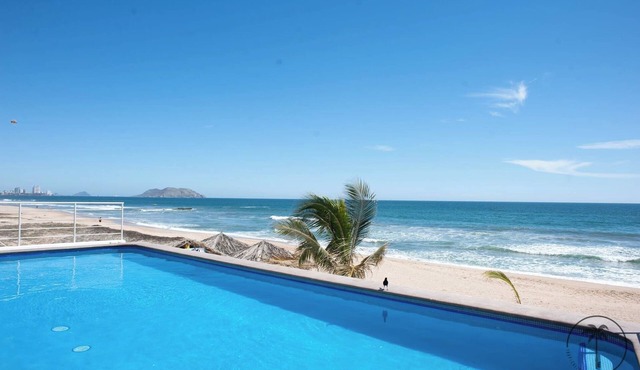 Bright & Spacious Apartment with Ocean Glimpses!