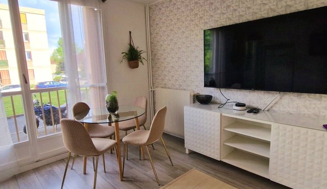 Bright studio apartment near the forest in a secure residence Pets welcome