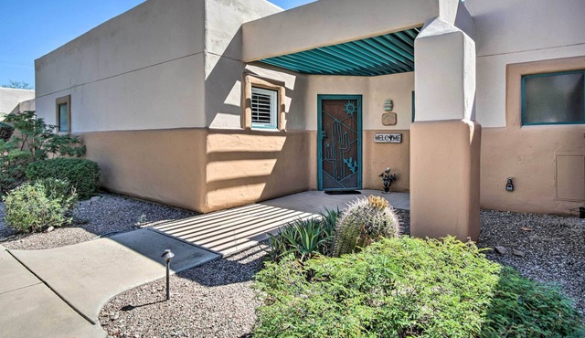 Bright Tucson Townhome, Golf Course On-Site!