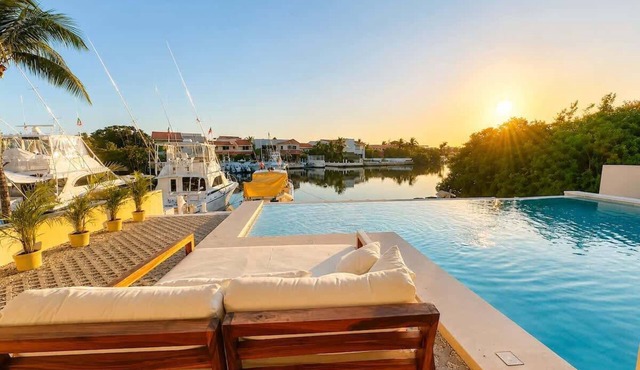Canal view, pool, 7-min walk to beach