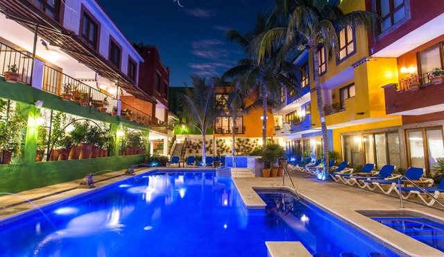 Casa Lotería Sayulita - Family Boutique Hotel with Restaurant, Rooftop Yoga, Pool & Free Parking - 3 min to Beach