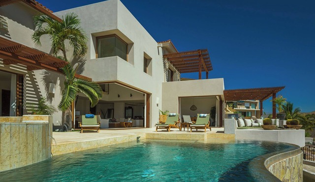Casa Rayrae: 4BR Ocean-View Villa with Infinity Pool & Casita, Cabo Colorado
