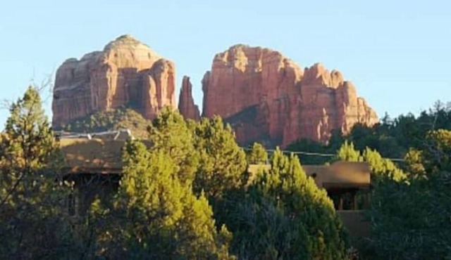 Cathedral Rock VIEW cabin near Oak Creek; pets welcome