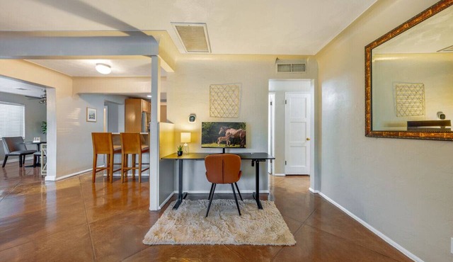Central/Fenced Backyard/4 BR 2 BA/Fire Pit