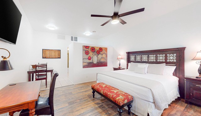 Centrally Located Studio W/ Putting Green, Shared Pool, Fitness Gym & Free WiFi!