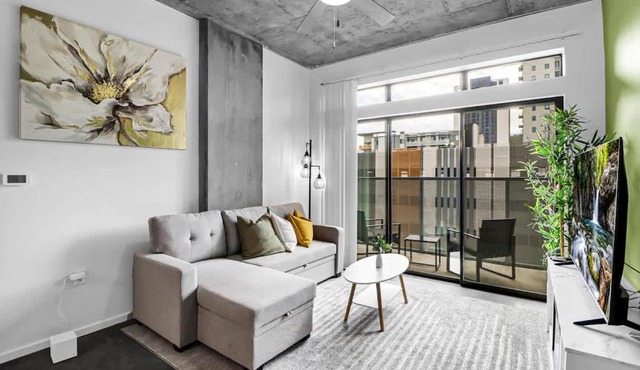 Centric 2BR In HEART of DTPHX Free Garage Parking