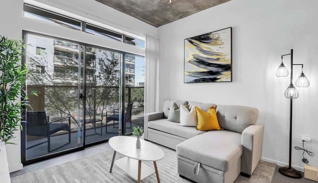 Centric 2BR |In HEART of DTPHX|Free Garage Parking